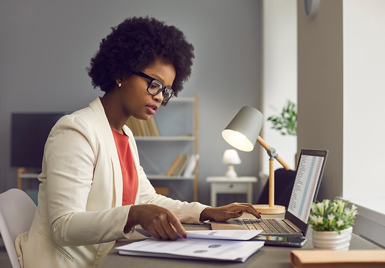 businesswoman works on laptop in office 