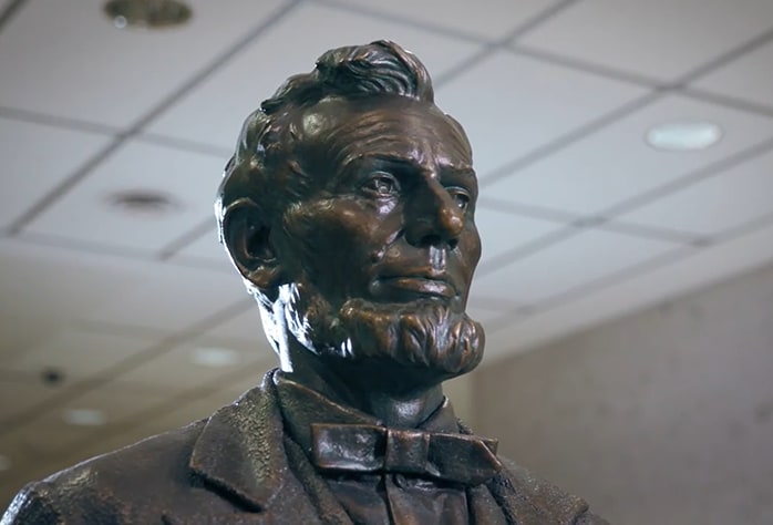 statue of Abe Lincoln